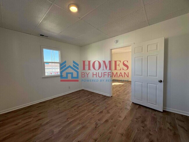 Building Photo - Three Bedroom House | Move in Special