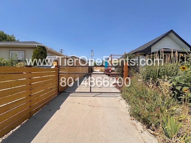Building Photo - This property offers a NO DEPOSIT option available for qualified renters!