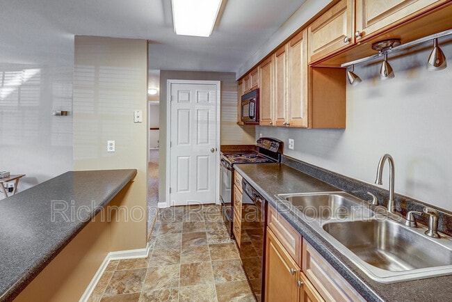 Building Photo - 7600 Roscommon Ct