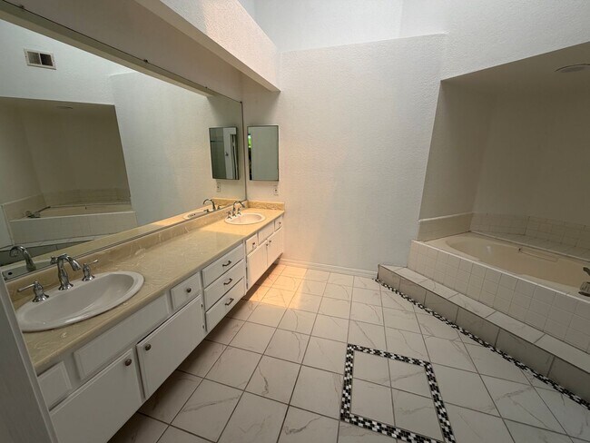Building Photo - Beautiful 3 bed/3 bath In San Clemente