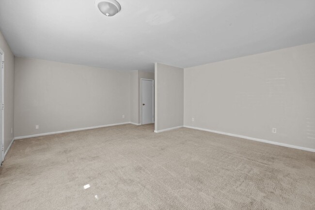 Building Photo - *MOVE IN READY* 3 Bed, 2 Bath Condo, Close to Uptown!!!