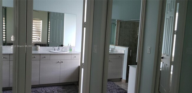 Building Photo - 4724 Allegra Dr