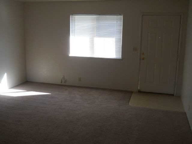 Building Photo - Triplex For Rent in Manteca