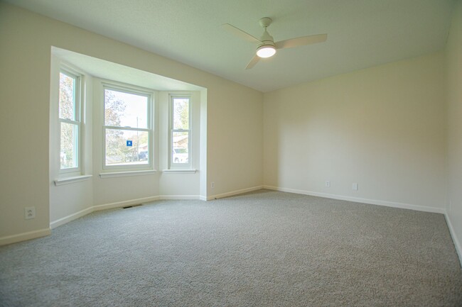 Building Photo - Pet Friendly Three Bedroom!