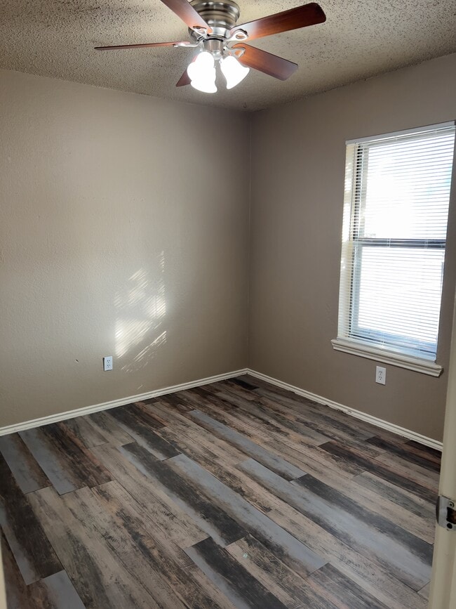 Building Photo - 302 E 17th St