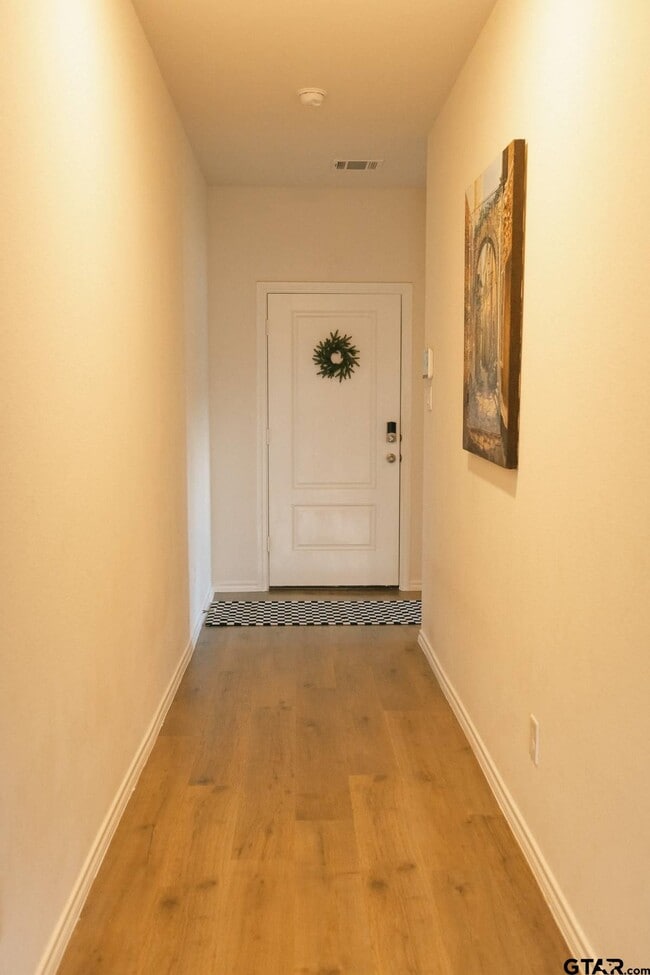 Building Photo - 203 Parker Oaks Dr