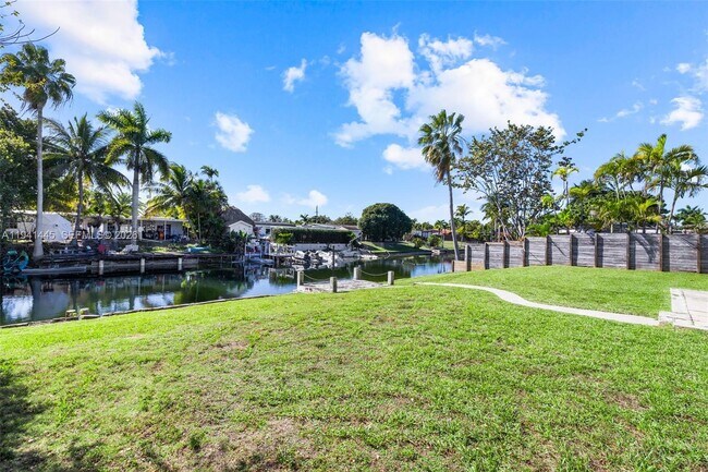 Building Photo - 10750 SW 43rd Ln