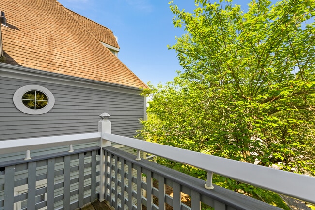 Building Photo - 2124 Old Pond Ln