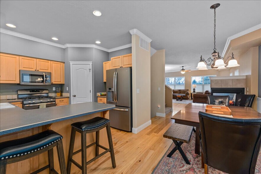 Building Photo - 1433 E Hays St