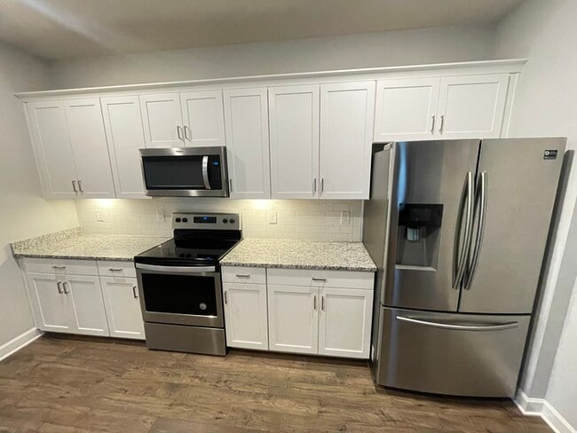 Building Photo - Waterford Village 3 bedroom home with a 2 car garage!