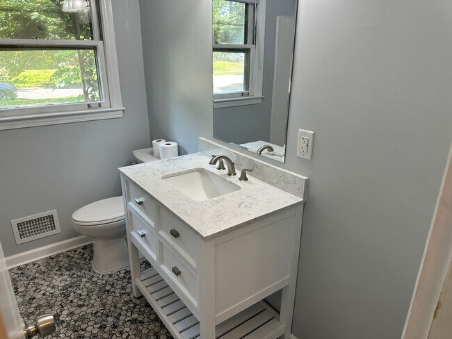 Building Photo - Beautifully Remodeled Three Bedroom Home!!