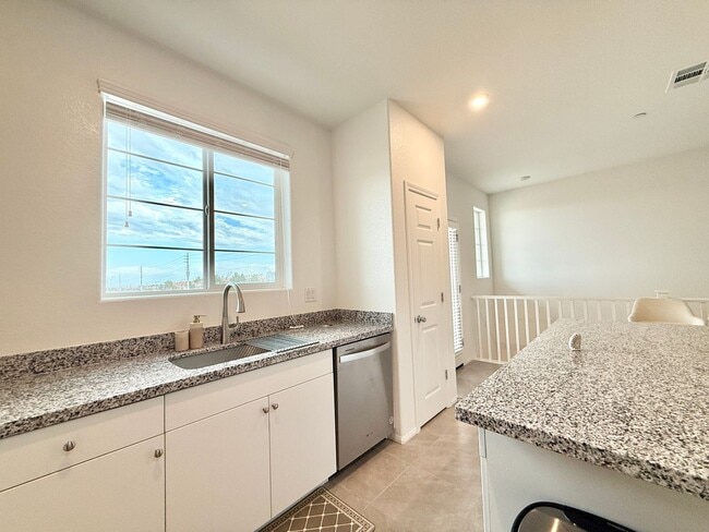 Building Photo - Beautiful 3bd/3bath home