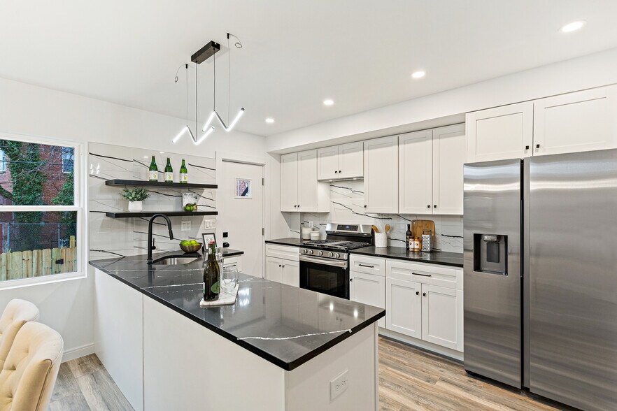 Building Photo - 68 Farragut Pl NW