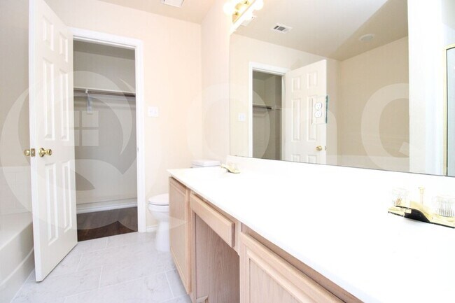 Building Photo - 2320 Hunters Run Dr