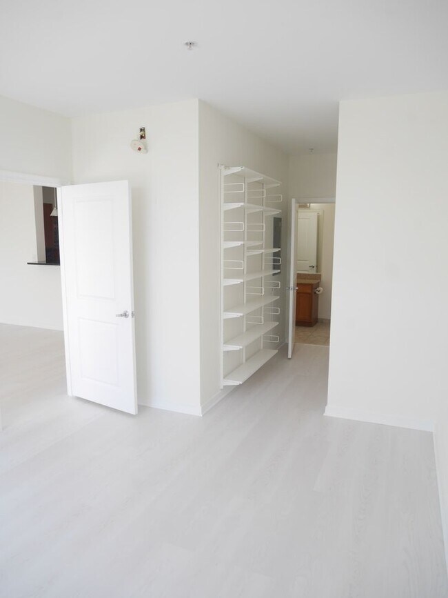 Building Photo - Modern 1-Bedroom Condo in One Independence...