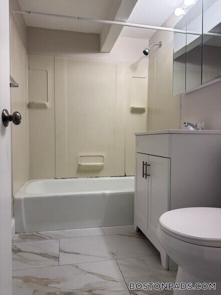 Building Photo - 887 Varnum Ave