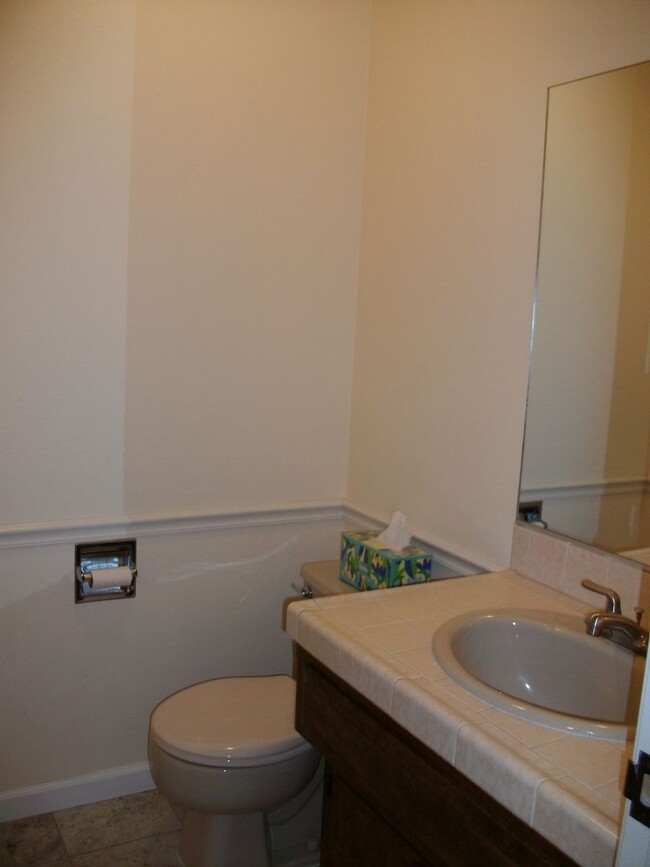 Building Photo - Beautiful 2 bdrm, 2-1/2 bath Condo at the ...