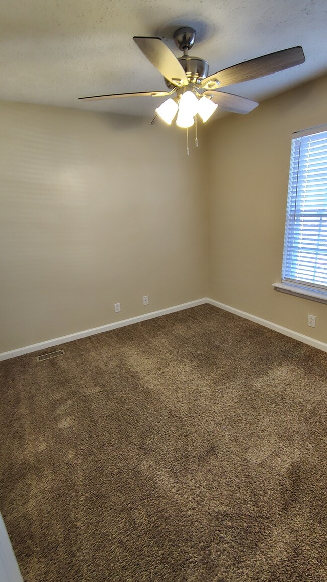 Building Photo - 2020 Penmar Dr