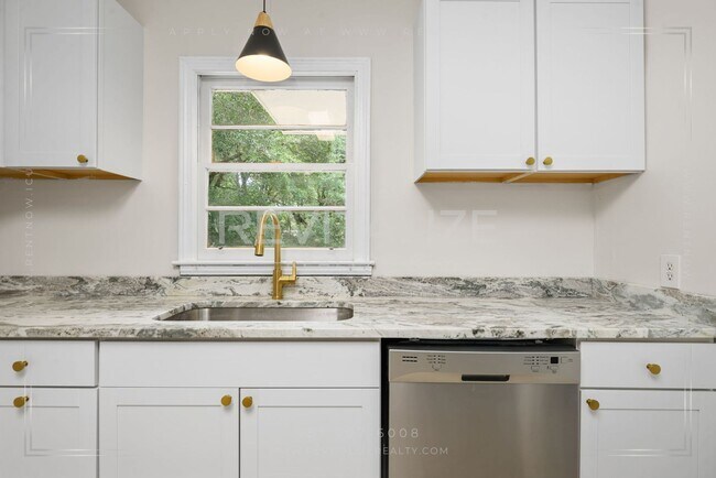 Building Photo - 2505 Robin Hood Dr