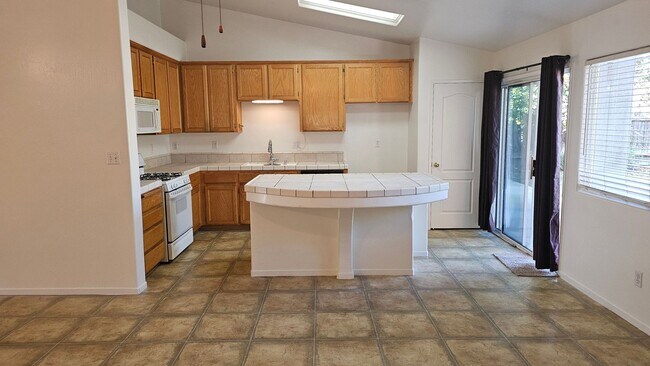 Building Photo - Great SW Location