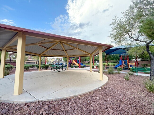 Building Photo - Beautiful 3 bedroom 2.5 bath Home in Provi...