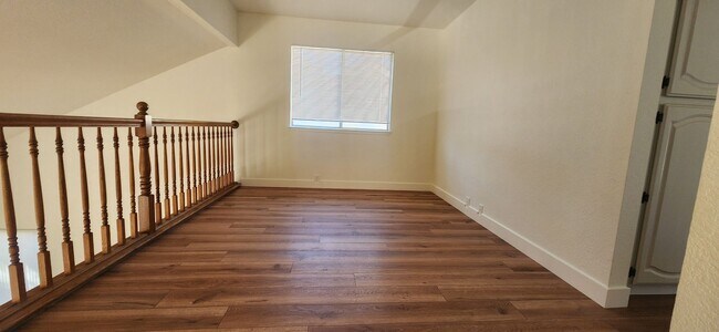 Building Photo - Large 3 Bedroom Home with a Loft