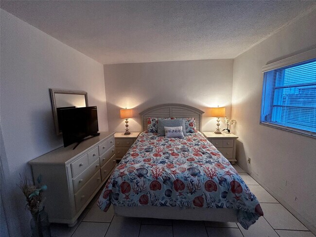 Building Photo - 4630 Poinciana St