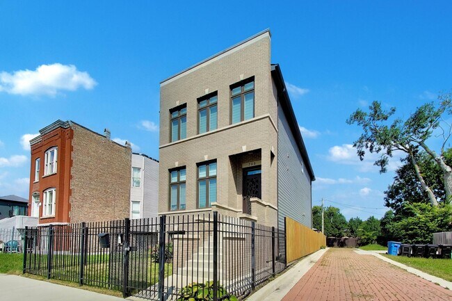 Building Photo - 700 E 46th St