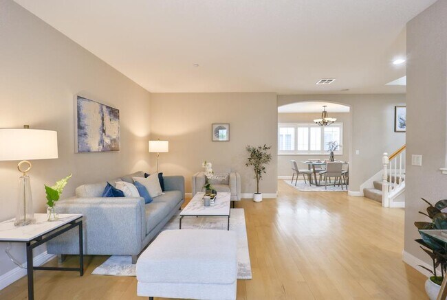 Building Photo - 492 Tyndall St