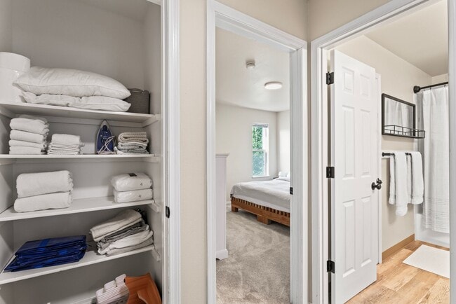 Building Photo - 9101 Lakehurst Dr