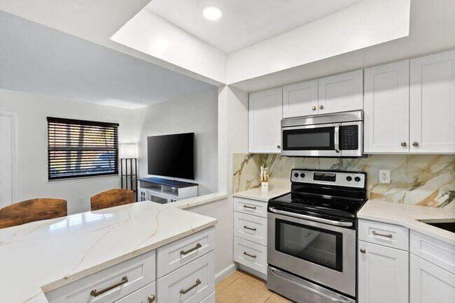 Building Photo - 2319 Tamarind Dr