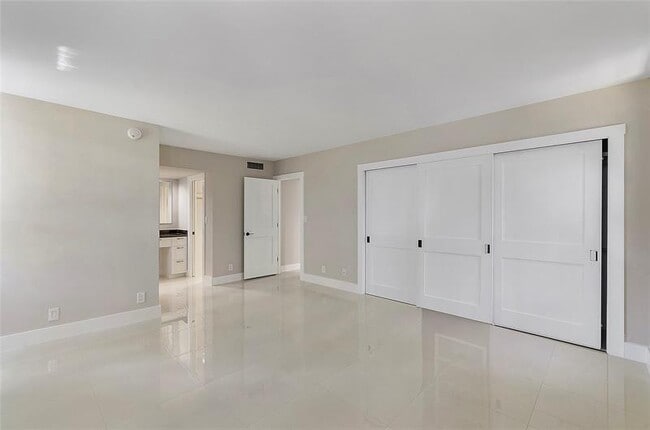 Building Photo - 605 Oaks Dr