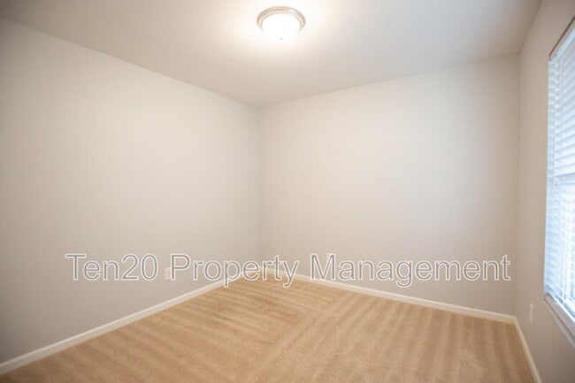 Building Photo - 316 Irish Ln