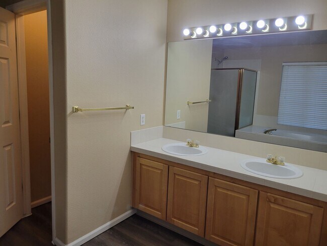 Building Photo - 3 Bedroom, 2.5 Bath Home with A/C - Availa...