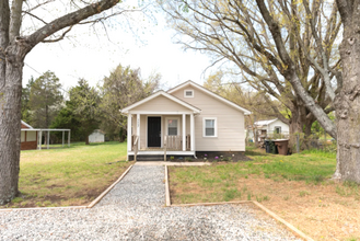 Building Photo - Charming 2 bedroom, 1 1/2 bathroom in Gree...