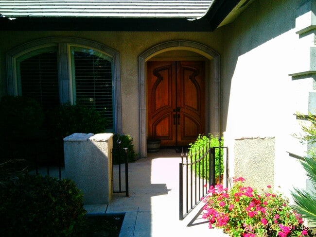Building Photo - CUSTOM BUILT IN GATED SOUTHERN OAKS !!!  APPLICATION PENDING