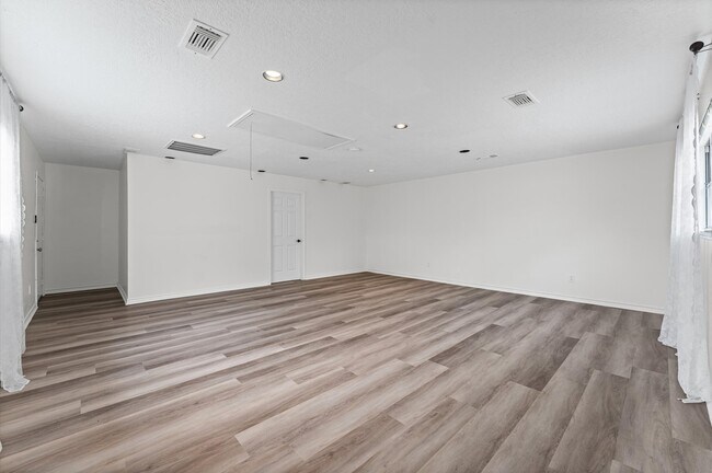 Building Photo - 110 Shadow Wood Dr