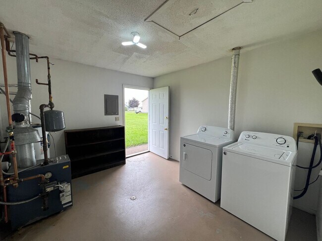 Building Photo - One level living w/ Attached Garage Available July!