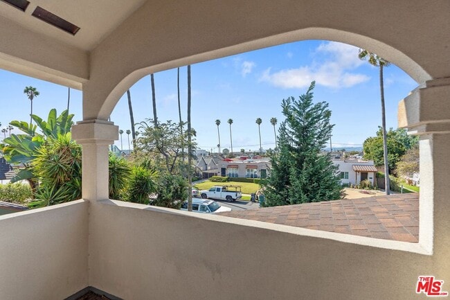 Building Photo - 2018 Hillcrest Dr