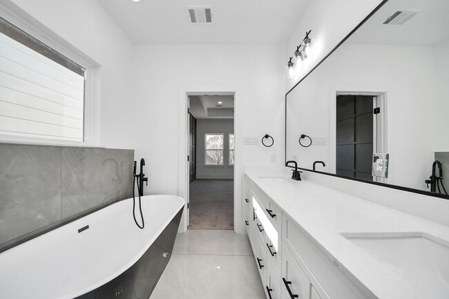 Building Photo - 4806 Cochran St