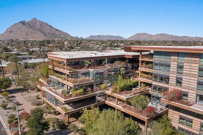 Building Photo - 7117 E Rancho Vista Dr