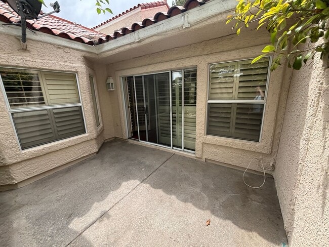 Building Photo - Beautiful 3 bed 2.5 bath townhouse in Spanish Trails!