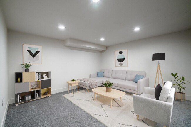 Building Photo - 6389 N Commercial Ave