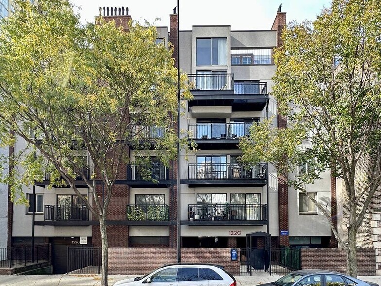 Building Photo - 1214 N La Salle Dr