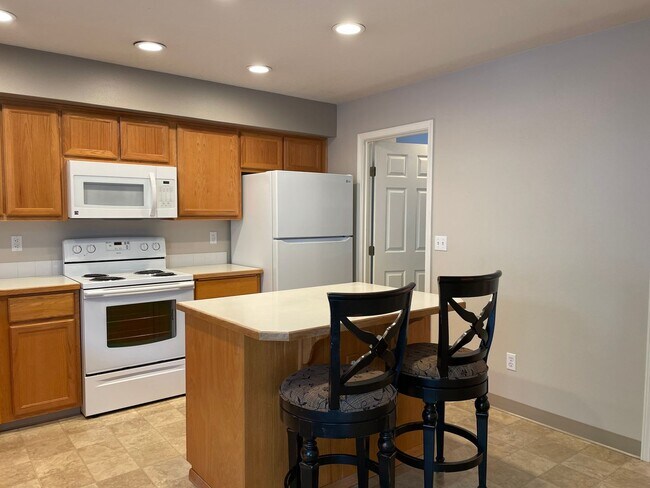 Building Photo - Beautiful and Well Maintained 2 Bed and 2....