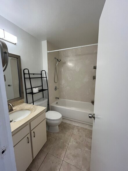 Bathroom - Tub/Shower View - 3045 Ala Napuaa Pl