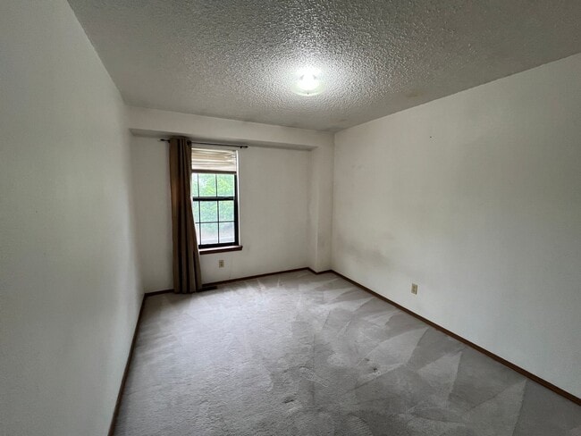 Building Photo - Beautiful 3 bed 2 1/2 bath with 2 car garage! (NEW PICTURES TO COME!!)