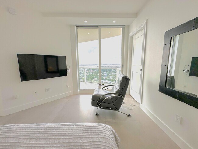 Building Photo - 2700 N Ocean Dr