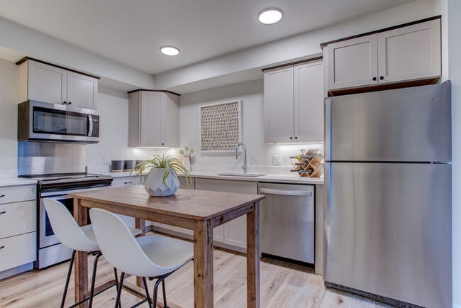 Building Photo - Luxury top floor 2bd in the heart of Sellw...