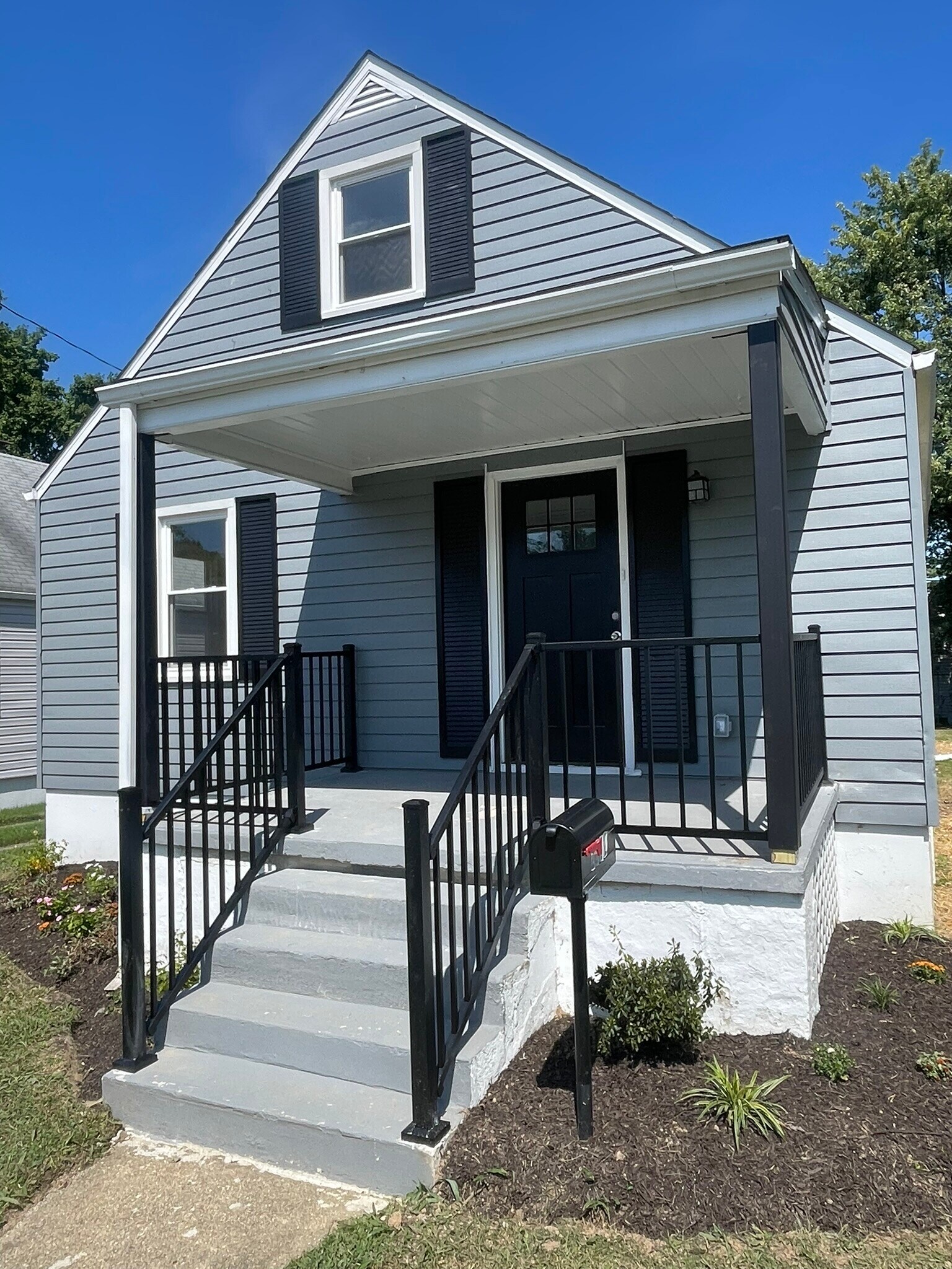 Front Porch - 2502 Linwood Rd